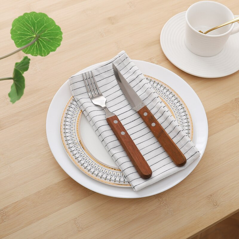 Csíkos egészségügyi betét 100% pamut party asztalterítő környezetbarát puha kényelmes négyzet szalvéta nagykereskedelmi karácsonyi szalvéta