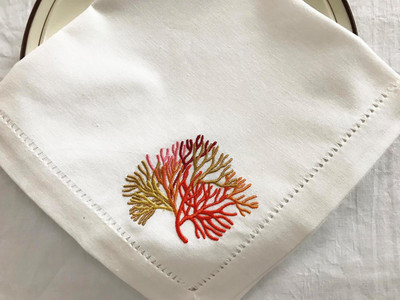 Daugiaspalvė koralais siuvinėta servetėlė, padėkliukas, siūlas, medvilnė + linas, stalo puošmena