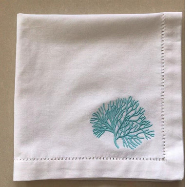 Daugiaspalvė koralais siuvinėta servetėlė, padėkliukas, siūlas, medvilnė + linas, stalo puošmena