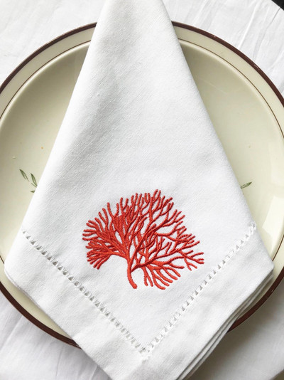 Daugiaspalvė koralais siuvinėta servetėlė, padėkliukas, siūlas, medvilnė + linas, stalo puošmena