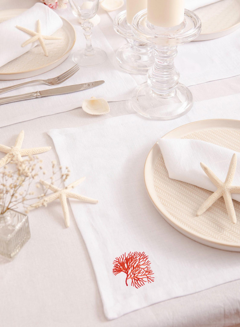 Daugiaspalvė koralais siuvinėta servetėlė, padėkliukas, siūlas, medvilnė + linas, stalo puošmena