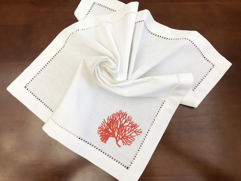 Daugiaspalvė koralais siuvinėta servetėlė, padėkliukas, siūlas, medvilnė + linas, stalo puošmena