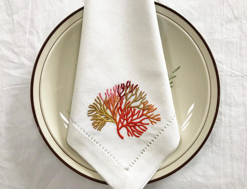 Daugiaspalvė koralais siuvinėta servetėlė, padėkliukas, siūlas, medvilnė + linas, stalo puošmena