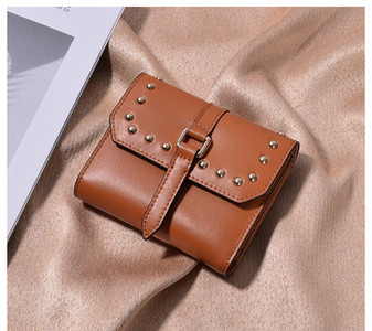 Portofel de dama din piele cu carouri metalice