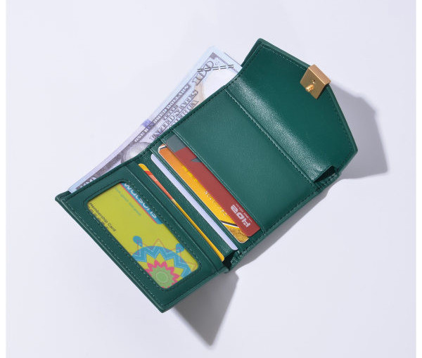 Portofel de dama cu elemente aurii