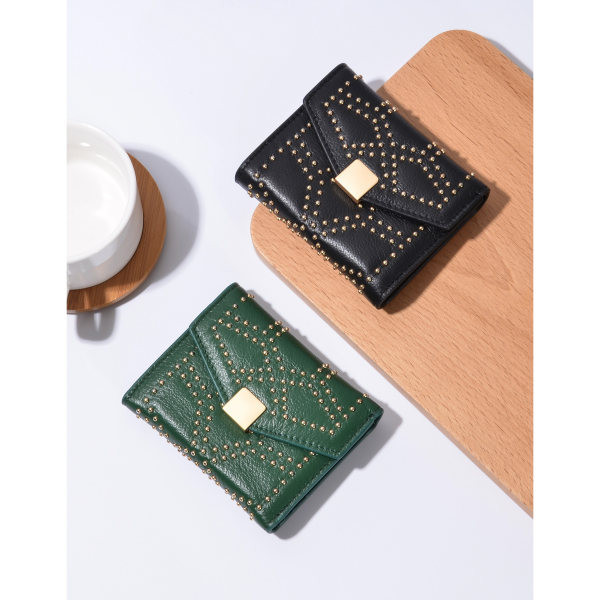 Portofel de dama cu elemente aurii