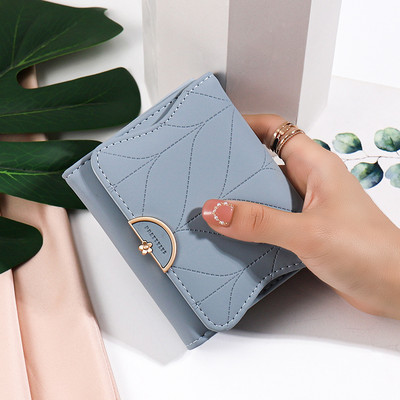 Mali ženski novčanik sa metalnom kopčom