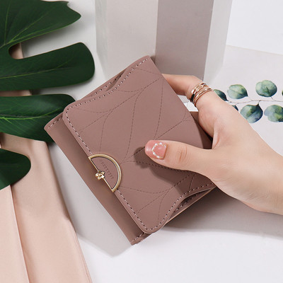 Mali ženski novčanik sa metalnom kopčom