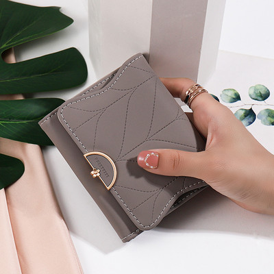 Mali ženski novčanik sa metalnom kopčom