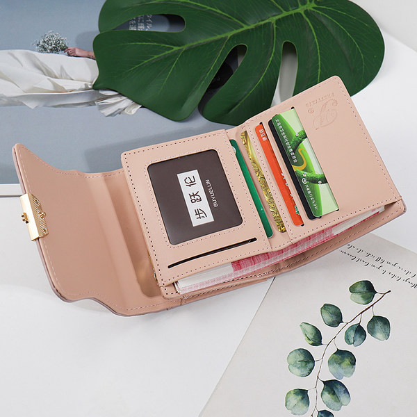 Mali ženski novčanik sa metalnom kopčom