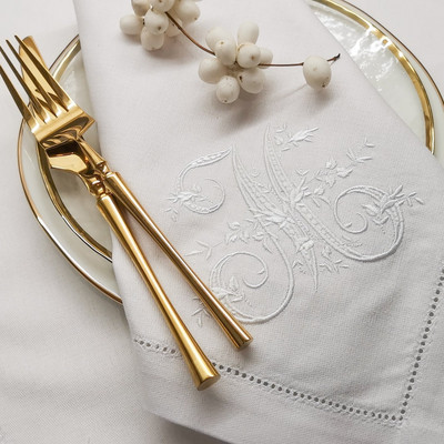 RD21018 Prispôsobená klasická elegantná koruna s 3 písmenami a monogramovou výšivkou, kvalitná výšivka, ľanový obrúsok, svadobná dekorácia na stôl