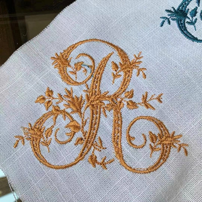RD21018 Prispôsobená klasická elegantná koruna s 3 písmenami a monogramovou výšivkou, kvalitná výšivka, ľanový obrúsok, svadobná dekorácia na stôl