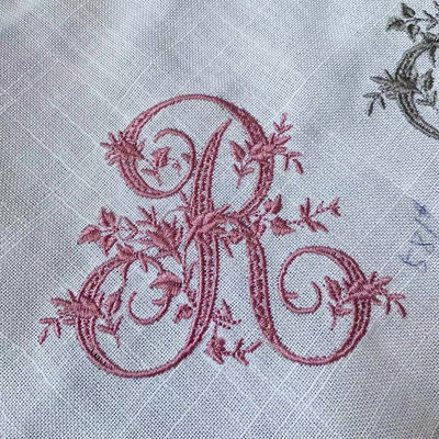RD21018 Prispôsobená klasická elegantná koruna s 3 písmenami a monogramovou výšivkou, kvalitná výšivka, ľanový obrúsok, svadobná dekorácia na stôl