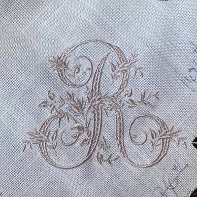 RD21018 Prispôsobená klasická elegantná koruna s 3 písmenami a monogramovou výšivkou, kvalitná výšivka, ľanový obrúsok, svadobná dekorácia na stôl