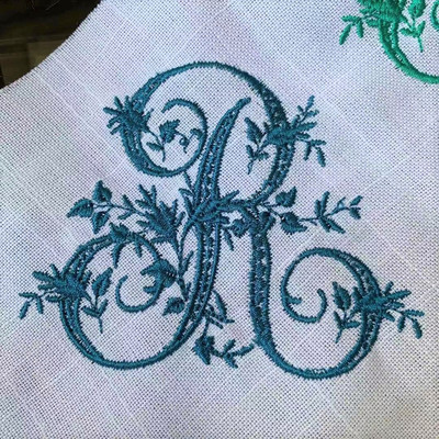 RD21018 Prispôsobená klasická elegantná koruna s 3 písmenami a monogramovou výšivkou, kvalitná výšivka, ľanový obrúsok, svadobná dekorácia na stôl