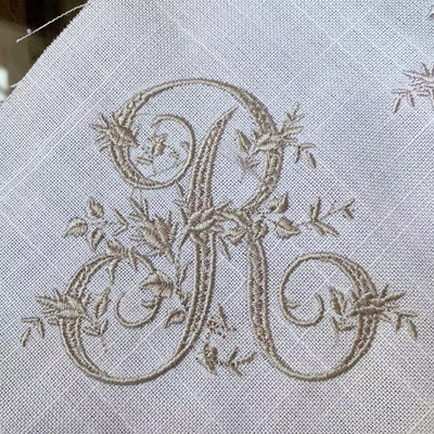 RD21018 Prispôsobená klasická elegantná koruna s 3 písmenami a monogramovou výšivkou, kvalitná výšivka, ľanový obrúsok, svadobná dekorácia na stôl