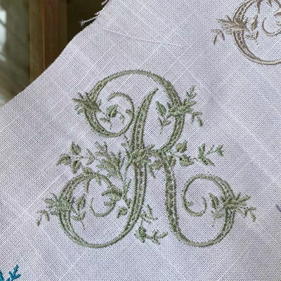 RD21018 Prispôsobená klasická elegantná koruna s 3 písmenami a monogramovou výšivkou, kvalitná výšivka, ľanový obrúsok, svadobná dekorácia na stôl