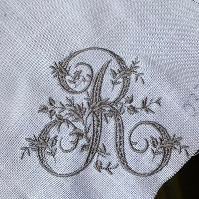 RD21018 Prispôsobená klasická elegantná koruna s 3 písmenami a monogramovou výšivkou, kvalitná výšivka, ľanový obrúsok, svadobná dekorácia na stôl