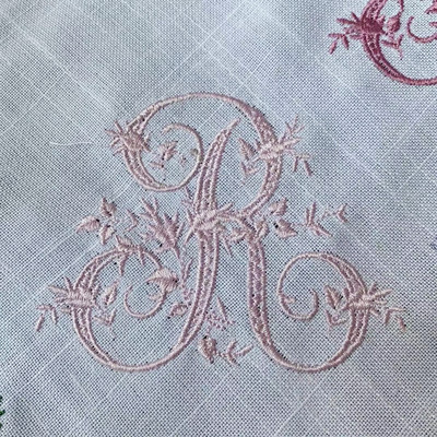 RD21018 Prispôsobená klasická elegantná koruna s 3 písmenami a monogramovou výšivkou, kvalitná výšivka, ľanový obrúsok, svadobná dekorácia na stôl