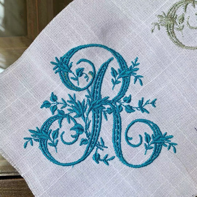RD21018 Prispôsobená klasická elegantná koruna s 3 písmenami a monogramovou výšivkou, kvalitná výšivka, ľanový obrúsok, svadobná dekorácia na stôl