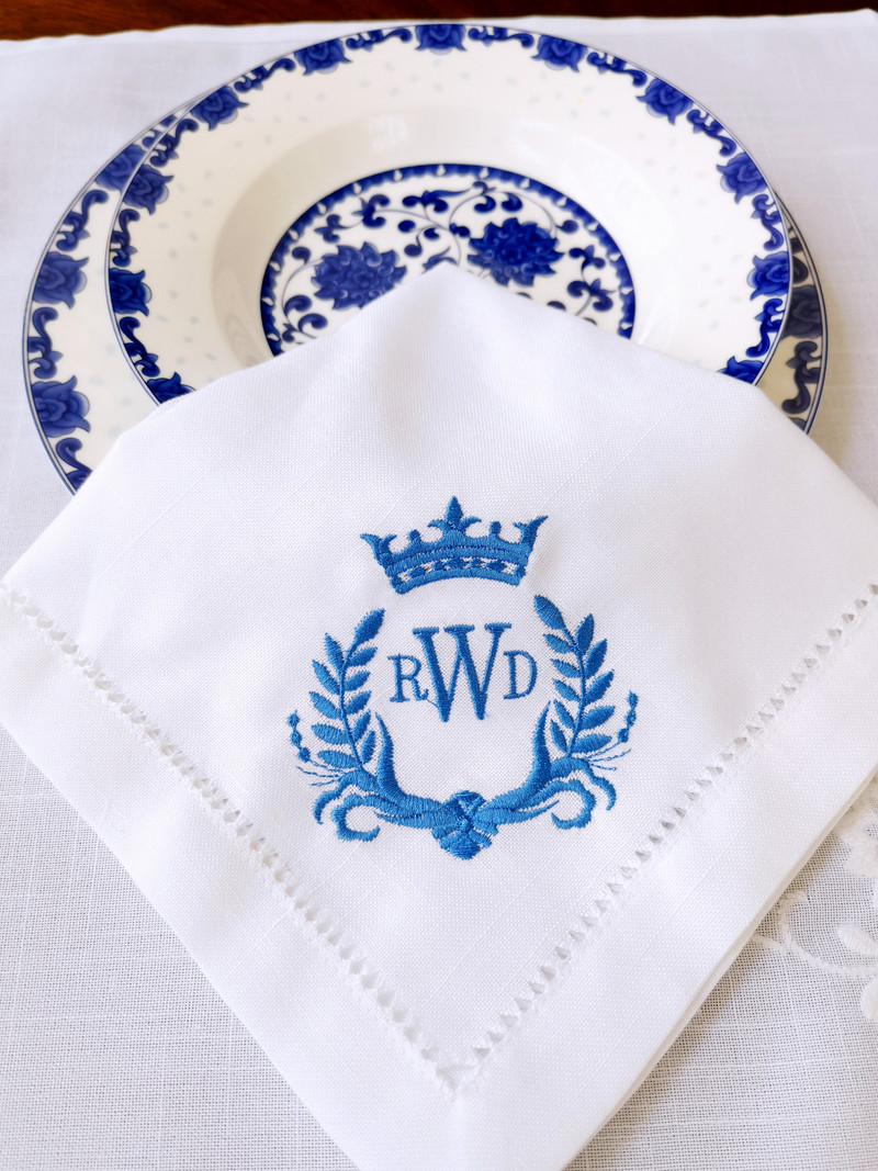 RD21018 Prispôsobená klasická elegantná koruna s 3 písmenami a monogramovou výšivkou, kvalitná výšivka, ľanový obrúsok, svadobná dekorácia na stôl