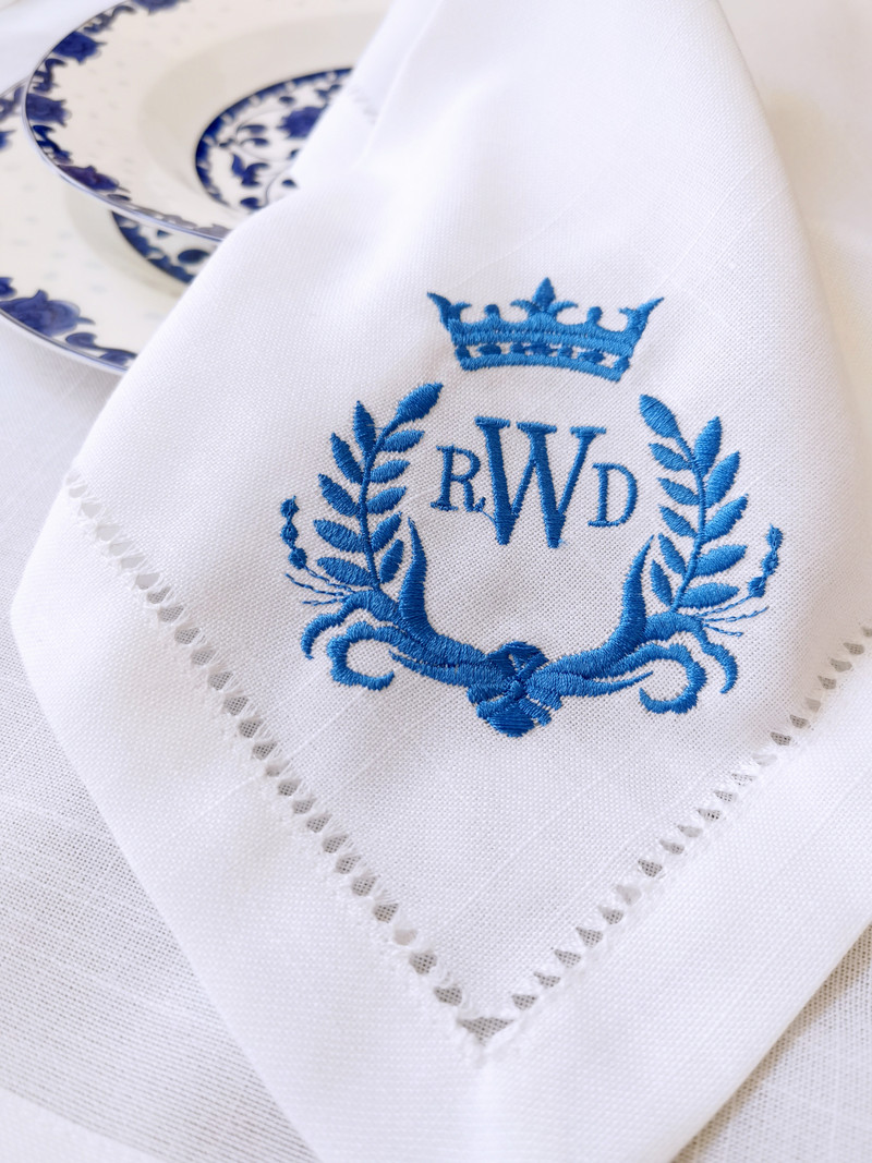 RD21018 Prispôsobená klasická elegantná koruna s 3 písmenami a monogramovou výšivkou, kvalitná výšivka, ľanový obrúsok, svadobná dekorácia na stôl