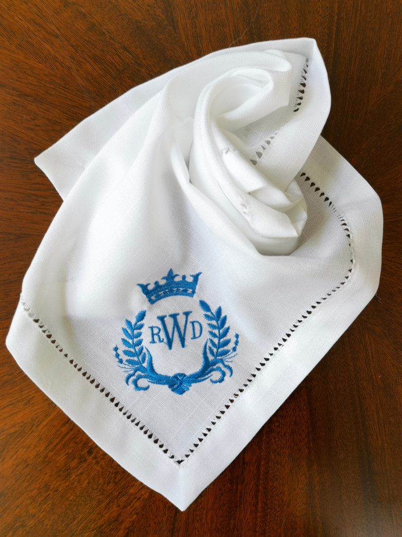 RD21018 Prispôsobená klasická elegantná koruna s 3 písmenami a monogramovou výšivkou, kvalitná výšivka, ľanový obrúsok, svadobná dekorácia na stôl