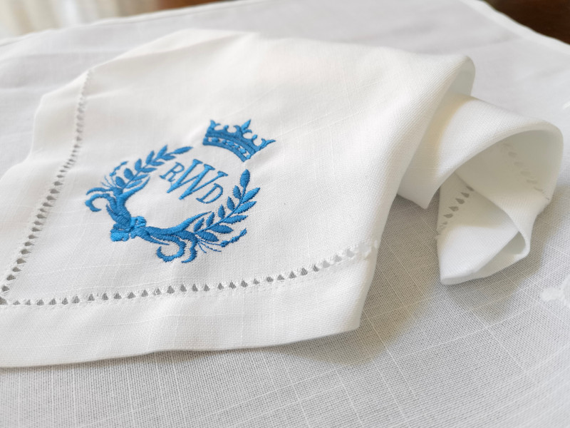 RD21018 Prispôsobená klasická elegantná koruna s 3 písmenami a monogramovou výšivkou, kvalitná výšivka, ľanový obrúsok, svadobná dekorácia na stôl
