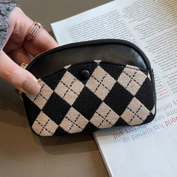 Noul model de portofel de dama in carouri