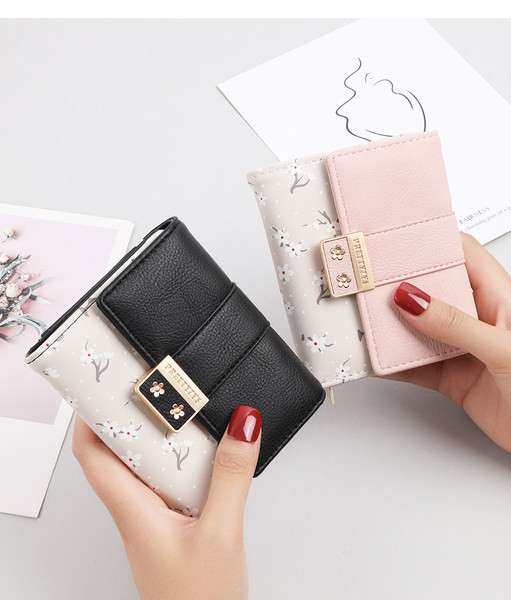 Malá kabelka s kvetinovým vzorom a kovovou sponou