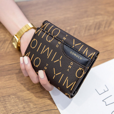 Mala ženska torbica sa natpisom