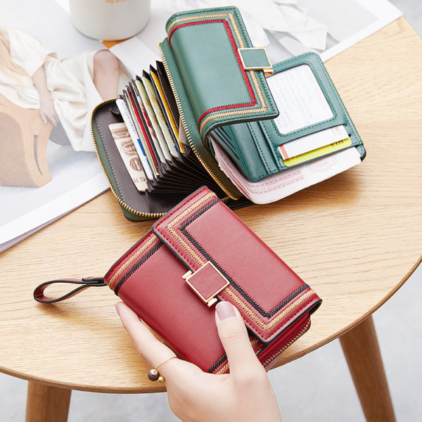 Ženski kožni novčanik s metalnom kopčom i pretincem za novčiće