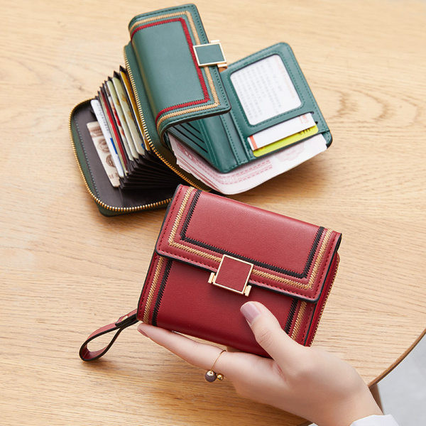 Ženski kožni novčanik s metalnom kopčom i pretincem za novčiće