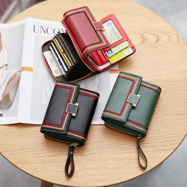 Ženski kožni novčanik s metalnom kopčom i pretincem za novčiće