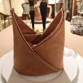 Kavos spalvos servetėlės, skirtos valgomajam stalui, viešbučių specialios, nesunkiai nusiima kilimėliai iš paprasto atlasinio rėmo aukštos kokybės servetėlės