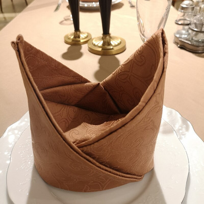 Kavos spalvos servetėlės, skirtos valgomajam stalui, viešbučių specialios, nesunkiai nusiima kilimėliai iš paprasto atlasinio rėmo aukštos kokybės servetėlės