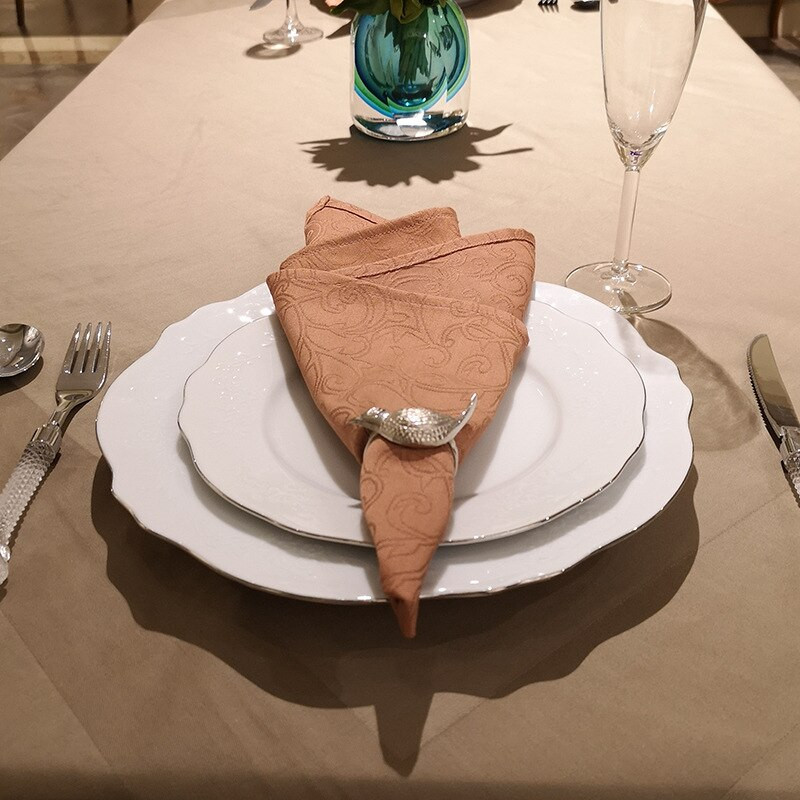 Kavos spalvos servetėlės, skirtos valgomajam stalui, viešbučių specialios, nesunkiai nusiima kilimėliai iš paprasto atlasinio rėmo aukštos kokybės servetėlės