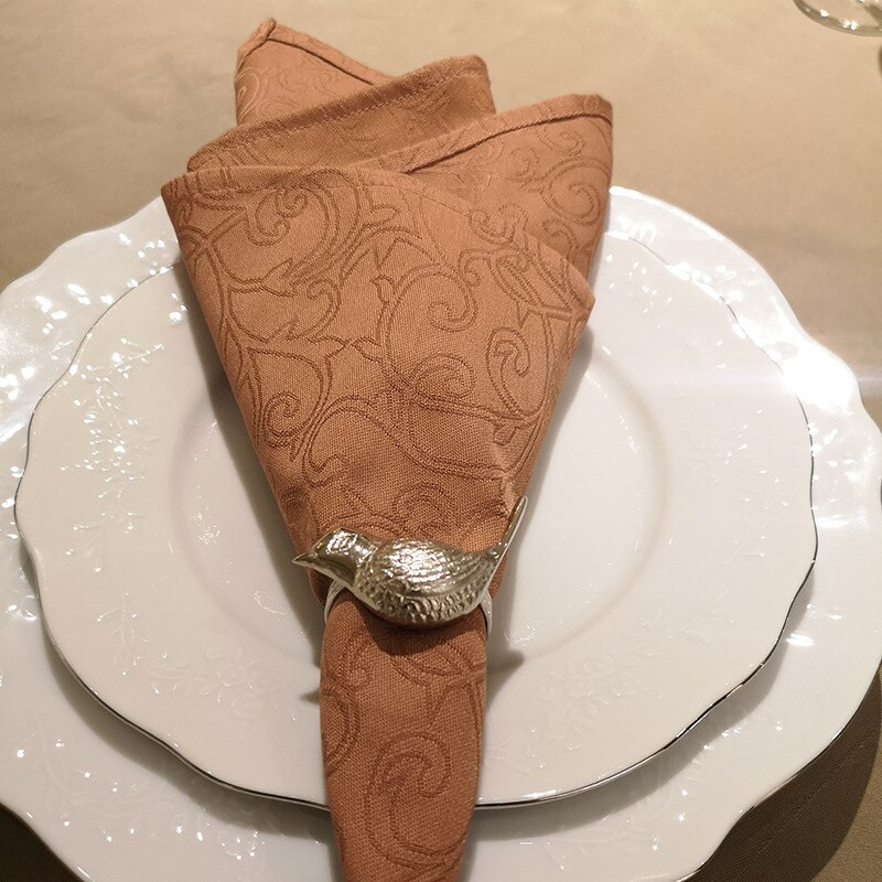 Kavos spalvos servetėlės, skirtos valgomajam stalui, viešbučių specialios, nesunkiai nusiima kilimėliai iš paprasto atlasinio rėmo aukštos kokybės servetėlės