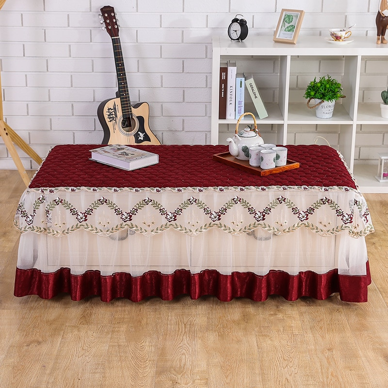 Červený zamatový obrus, luxusný čipkovaný čajový stolík, konferenčný stolík, sukňa, obdĺžnikový, obývacia izba, jedálenský stôl, vankúš, prachový kryt