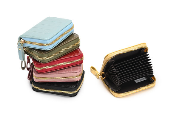 Malá kabelka z reliéfnej eko kože