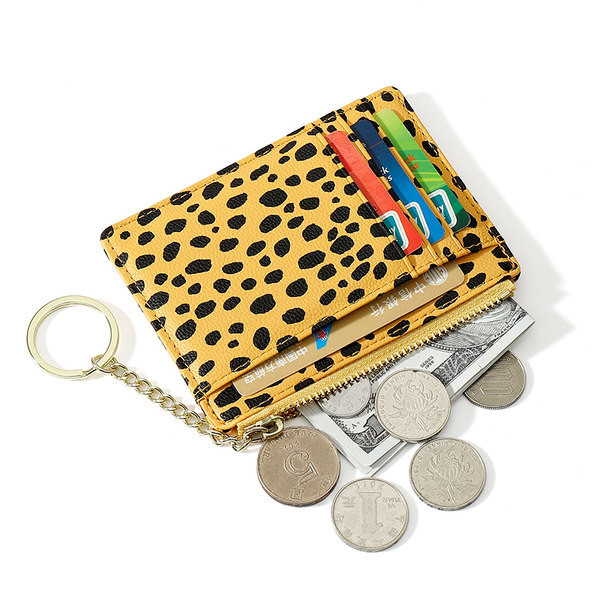 Un portofel mic ultra-subțire cu un model animal