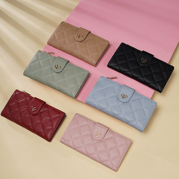 Portofel de dama cu forma patrata si element metalic