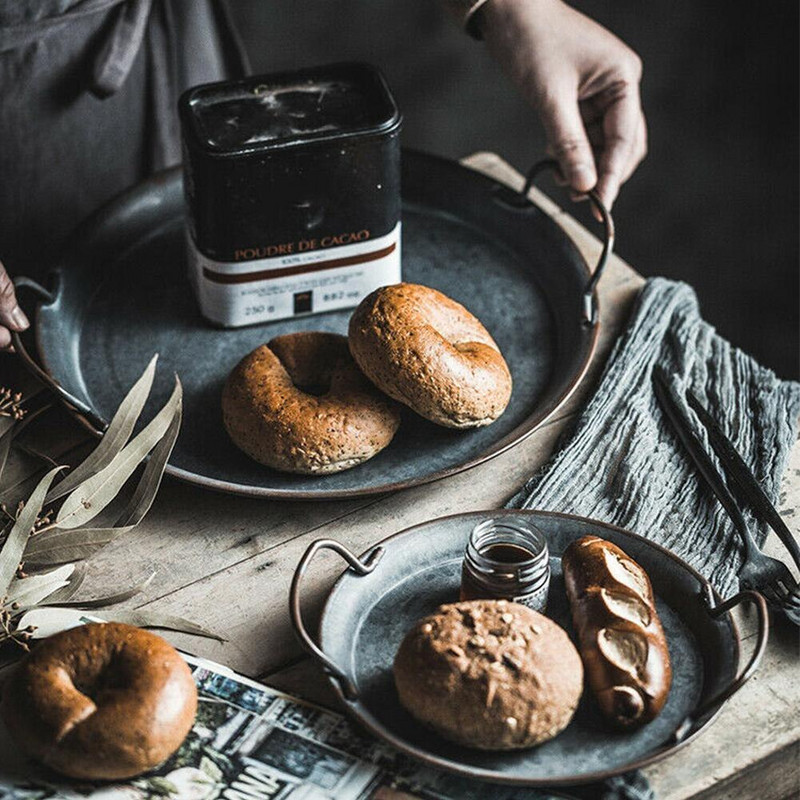 Nova retro metalna ploča s ručkom iz 2022. Ručno izrađena okrugla kovana starinska pohrana poslužavnik za kruh Uređenje doma Vrt Restoran