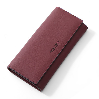 Moteriška piniginė su metalinėmis raidėmis