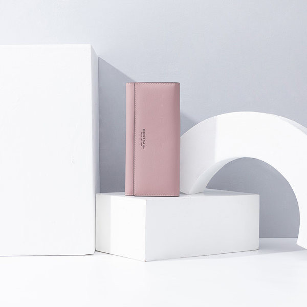 Moteriška piniginė su metalinėmis raidėmis