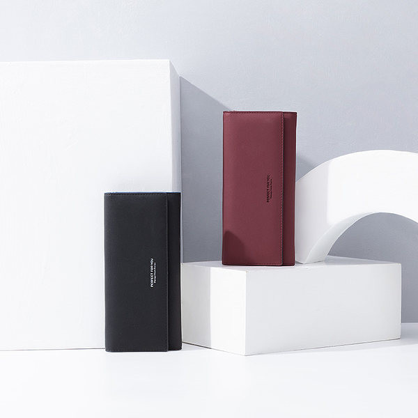 Moteriška piniginė su metalinėmis raidėmis