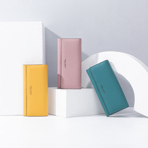 Moteriška piniginė su metalinėmis raidėmis