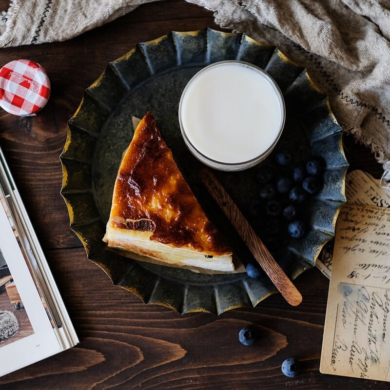 Čipkovaný retro okrúhly železný tanier s kvetinovým okrajom, ručne vyrobený vintage starožitný kovový táck so stuhou, retro tanier pre domácu dekoráciu, kostol WF