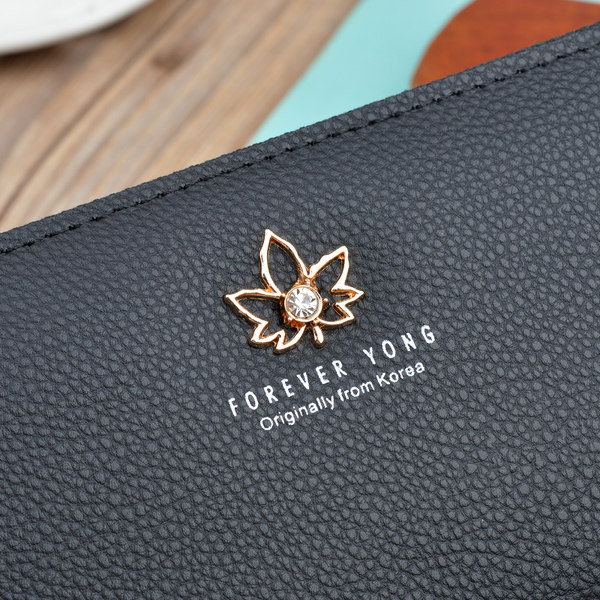 Moteriška piniginė - su užtrauktuku ir metaliniu elementu