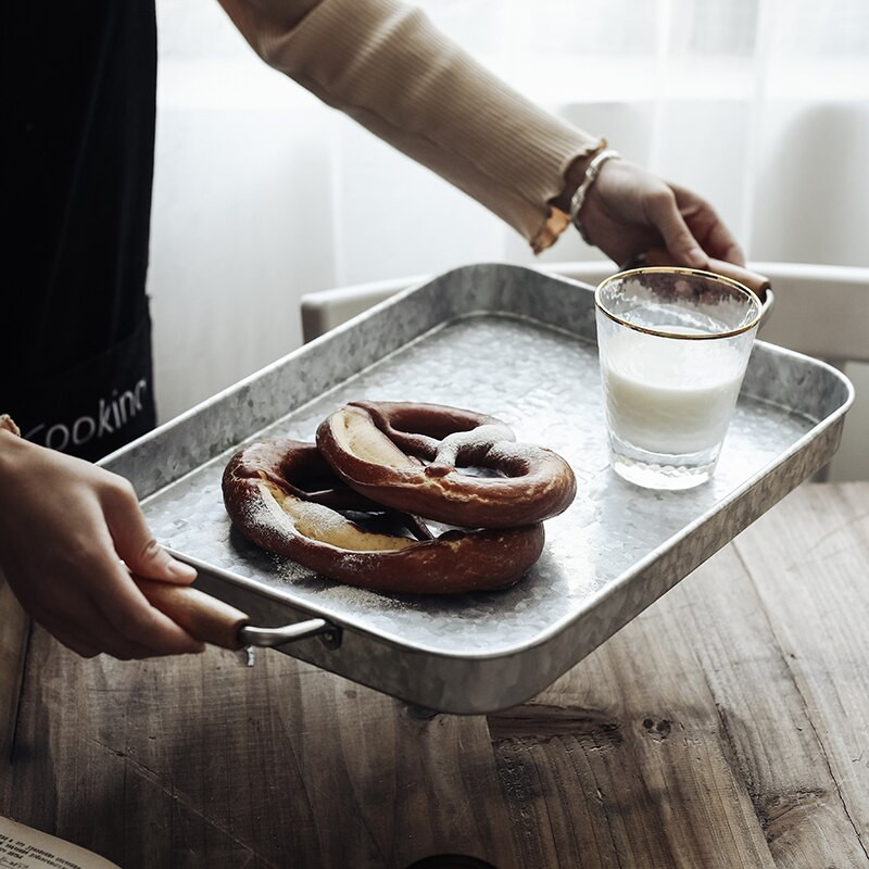 Izuzetno veliki pladanj od pocinčanog željeza za pohranu s drvenim ručkama, tanjur za posluživanje sitnih namirnica, fotografiranje kućnog ukrasa